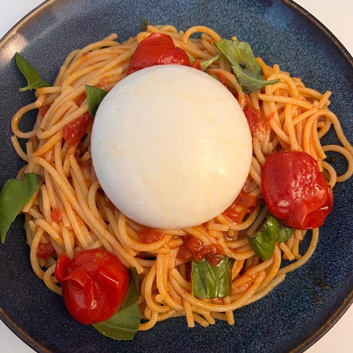 Pasta s konfit rajčaty a burratou.